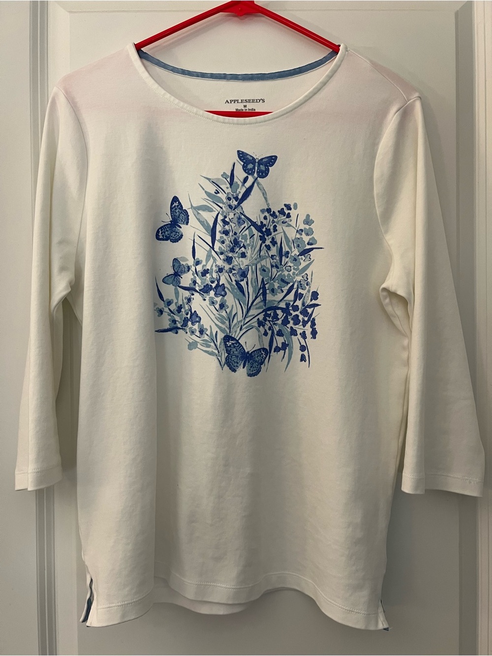 Appleseed's White 3/4-Sleeve Tee with Blue Butterfly Bouquet - Like New